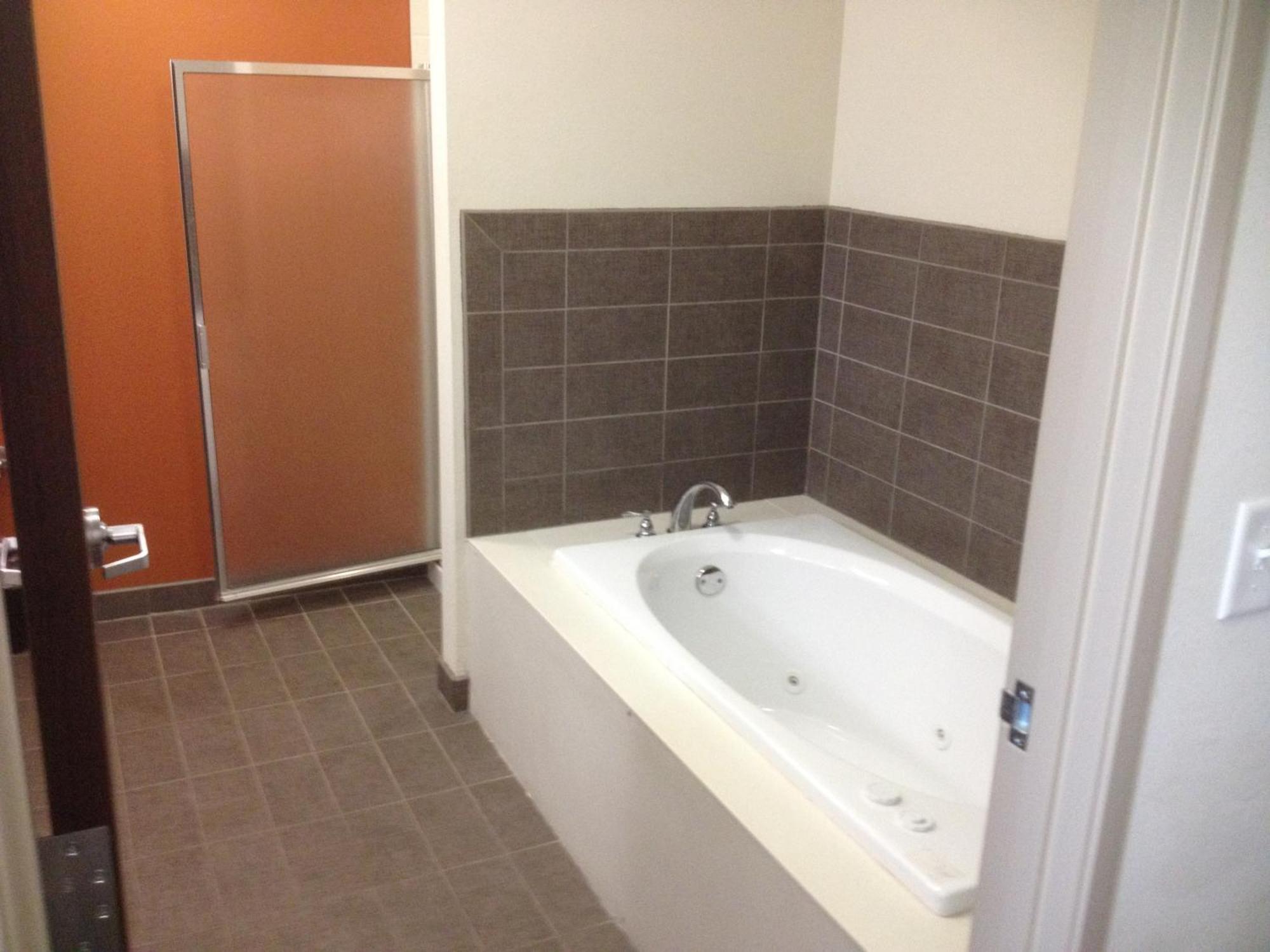 King Room Roll Shower Accessible or Non-Smoking,1218606871:JPEG
